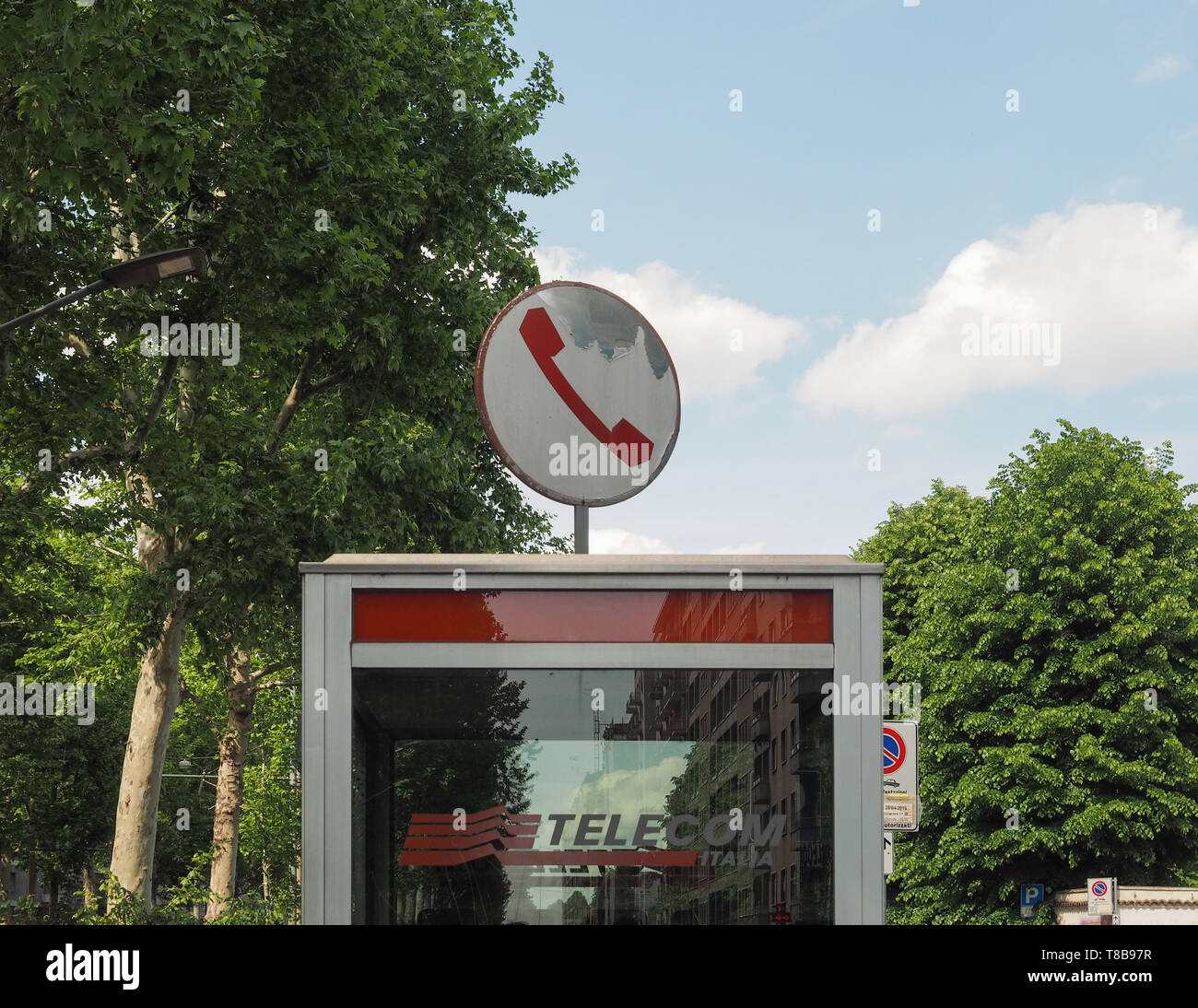 Torino, Italia - CIRCA NEL MAGGIO 2019: Vintage Telecom telefono rosso scatole Foto Stock