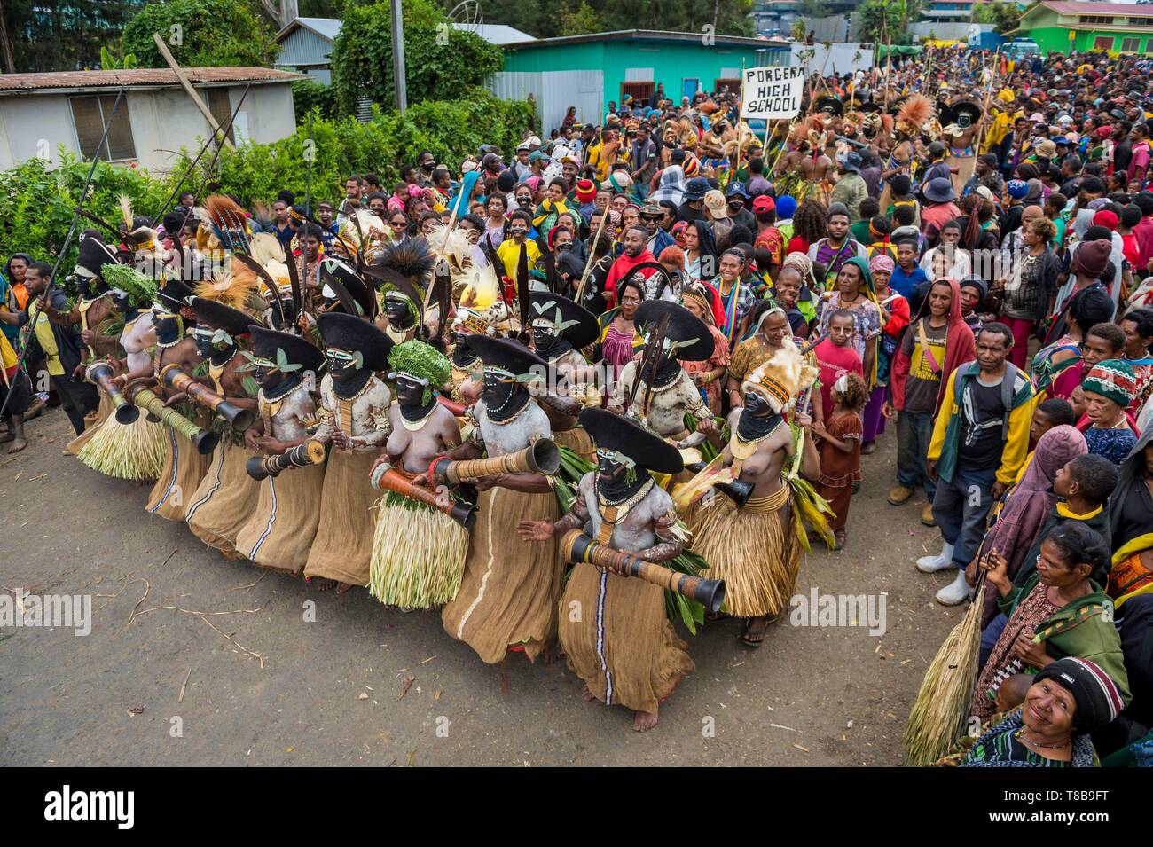 Papua Nuova Guinea, Enga Provincia, Enga tribù, Enga Show, Wabag regione, danzatori vestiti per un sing-sing (tradizionale danza) a piedi Wabag mostrano arena Foto Stock