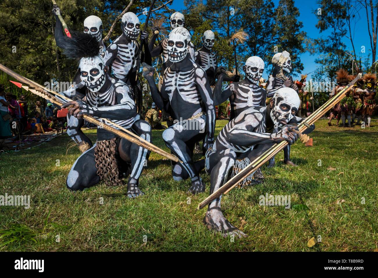 Papua Nuova Guinea, Highlands Occidentali Provincia, Wahgi Valley, Mount Hagen, regione tradizionale scheletro Avi cantare cantare gruppo proveniente dalla provincia di Simbu Foto Stock