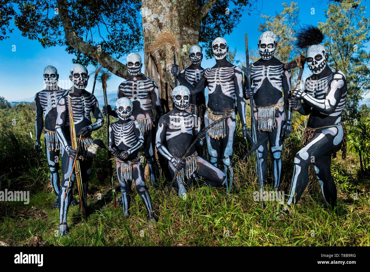 Papua Nuova Guinea, Highlands Occidentali Provincia, Wahgi Valley, Mount Hagen, regione tradizionale scheletro Avi cantare cantare gruppo proveniente dalla provincia di Simbu Foto Stock