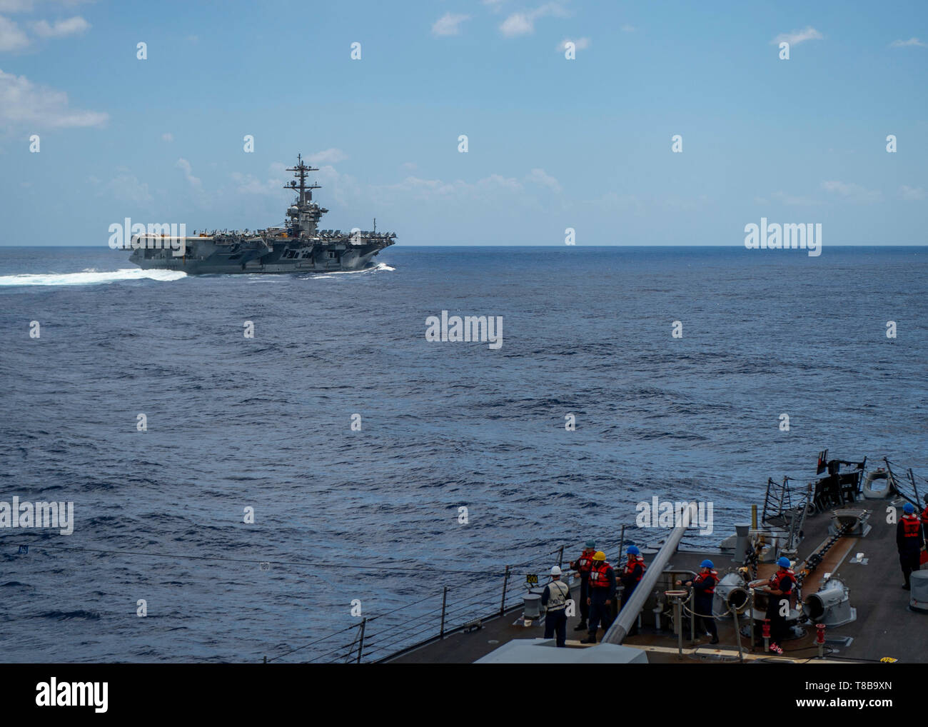 190508-N-SS350-0262 MARE MEDITERRANEO (8 maggio 2019) La Nimitz-class portaerei USS Abraham Lincoln (CVN 72) cuoce a vapore con la Arleigh Burke-class guidato-missile destroyer USS Bainbridge (DDG 96) dopo un rifornimento in mare. Bainbridge è in corso come parte di Abramo Lincoln Carrier Strike gruppo (ABECSG) deployment a sostegno della sicurezza marittima gli sforzi di cooperazione negli Stati Uniti 5th, U.S. 6 E STATI UNITI Flotta di 7 aree di funzionamento. Con Abraham Lincoln come ammiraglia, distribuito strike gruppo attivi comprendono staffs, di navi e di aeromobili di Carrier Strike gruppo 12 (CSG 12), Destroyer Squadron Foto Stock
