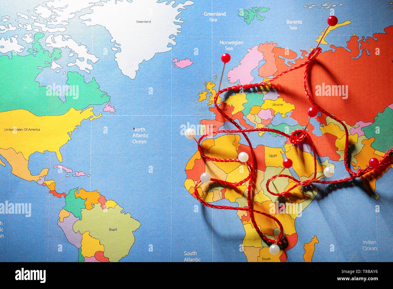 Cartina del mondo con le puntine e la corda, vista dall'alto.  Pianificazione del viaggio Foto stock - Alamy