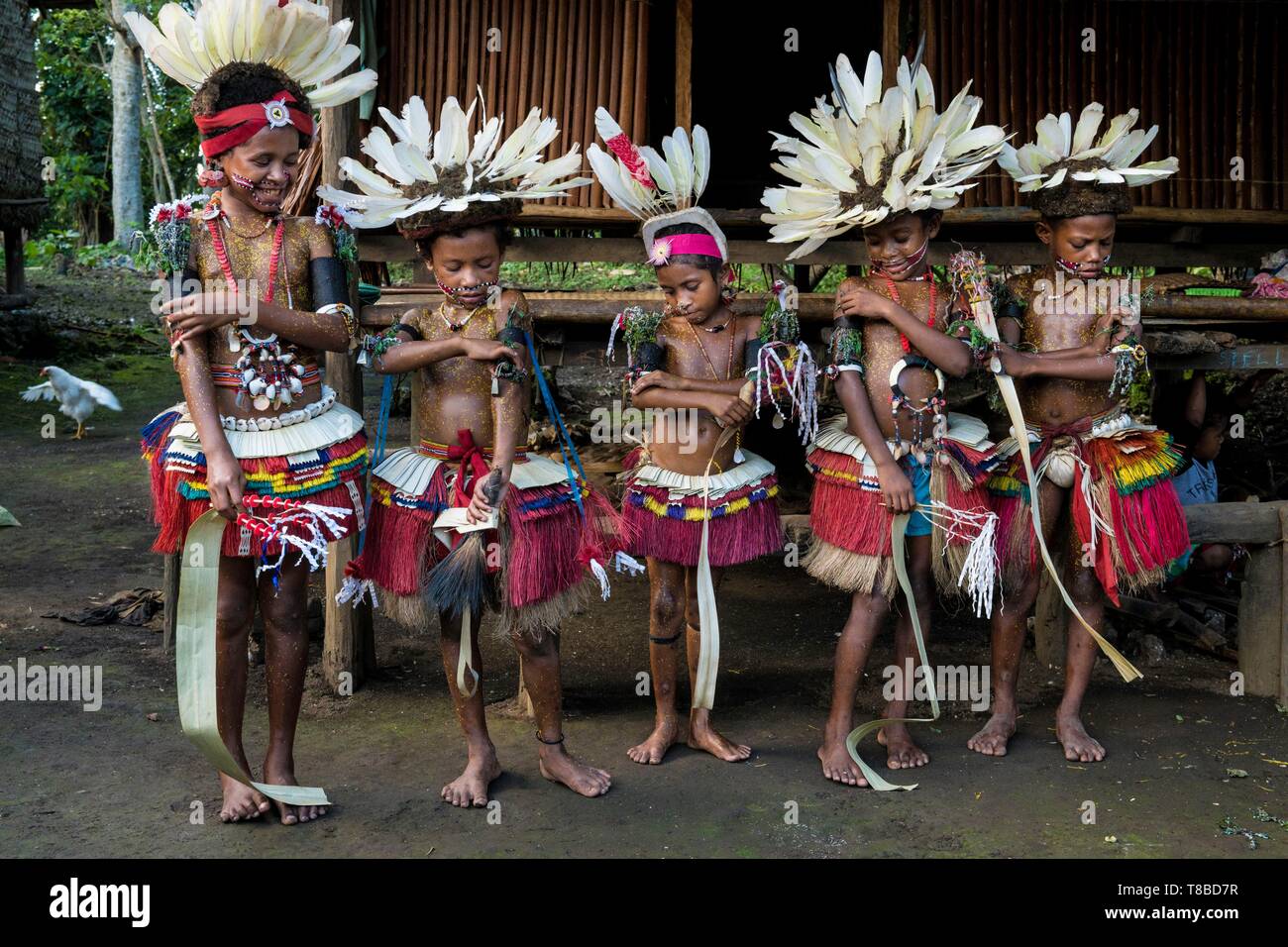 Papua Nuova Guinea, Milne Bay Provincia, Encastreaux Mare, Trobriands arcipelago, Kiriwina Isola, Okaiboma Village, Milamala festival, all'interno di una scuola projet culturale, i ragazzi sono per l apprendimento tradizionale danza circolo chiamato Wosi Mwaya Foto Stock