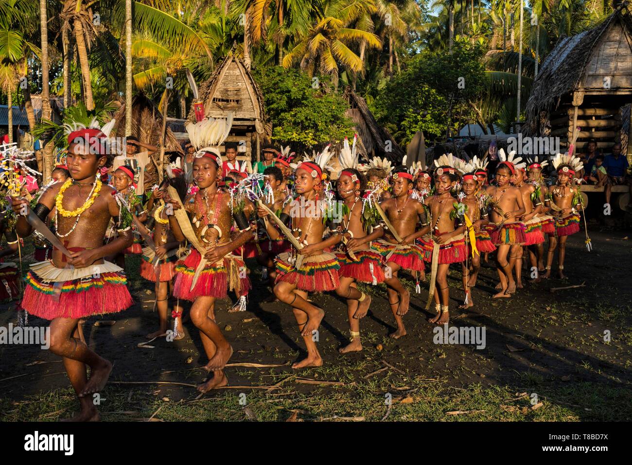 Papua Nuova Guinea, Milne Bay Provincia, Encastreaux Mare, Trobriands arcipelago, Kiriwina Isola, Okaiboma Village, Milamala festival, all'interno di una scuola projet culturale, i ragazzi sono per l apprendimento tradizionale danza circolo chiamato Wosi Mwaya Foto Stock
