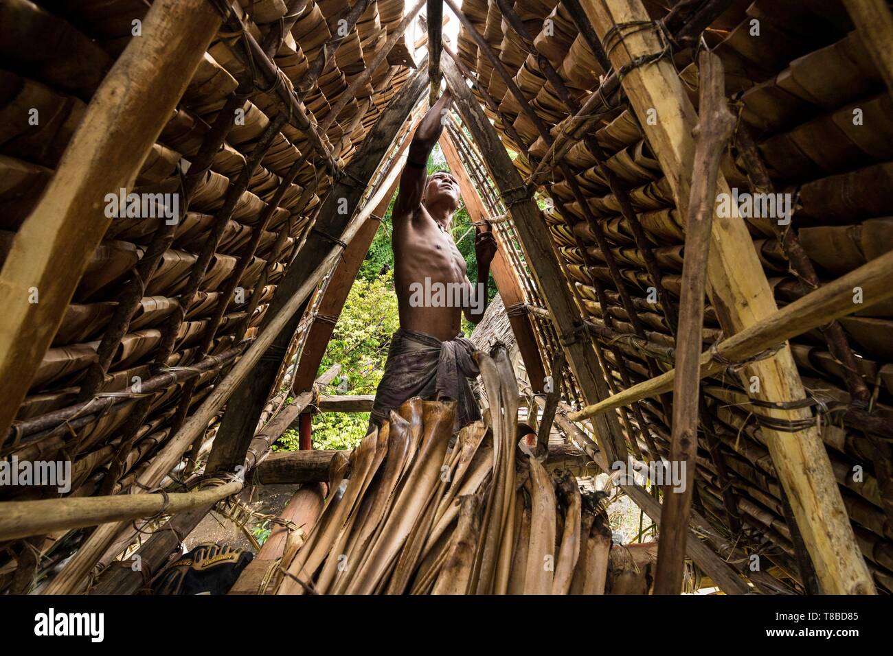 Papua Nuova Guinea, Milne Bay Provincia, Encastreaux Mare, Trobriands arcipelago, Kiriwina Isola, Okaiboma Village, il filato house building Foto Stock