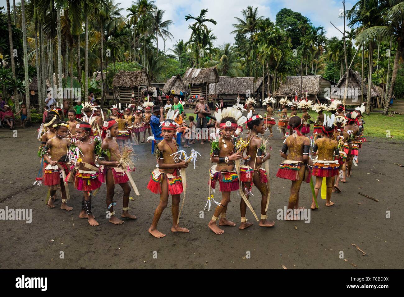Papua Nuova Guinea, Milne Bay Provincia, Encastreaux Mare, Trobriands arcipelago, Kiriwina Isola, Okaiboma Village, Milamala festival, all'interno di una scuola projet culturale, i ragazzi sono per l apprendimento tradizionale cerchio danse chiamato Wosi Mwaya Foto Stock