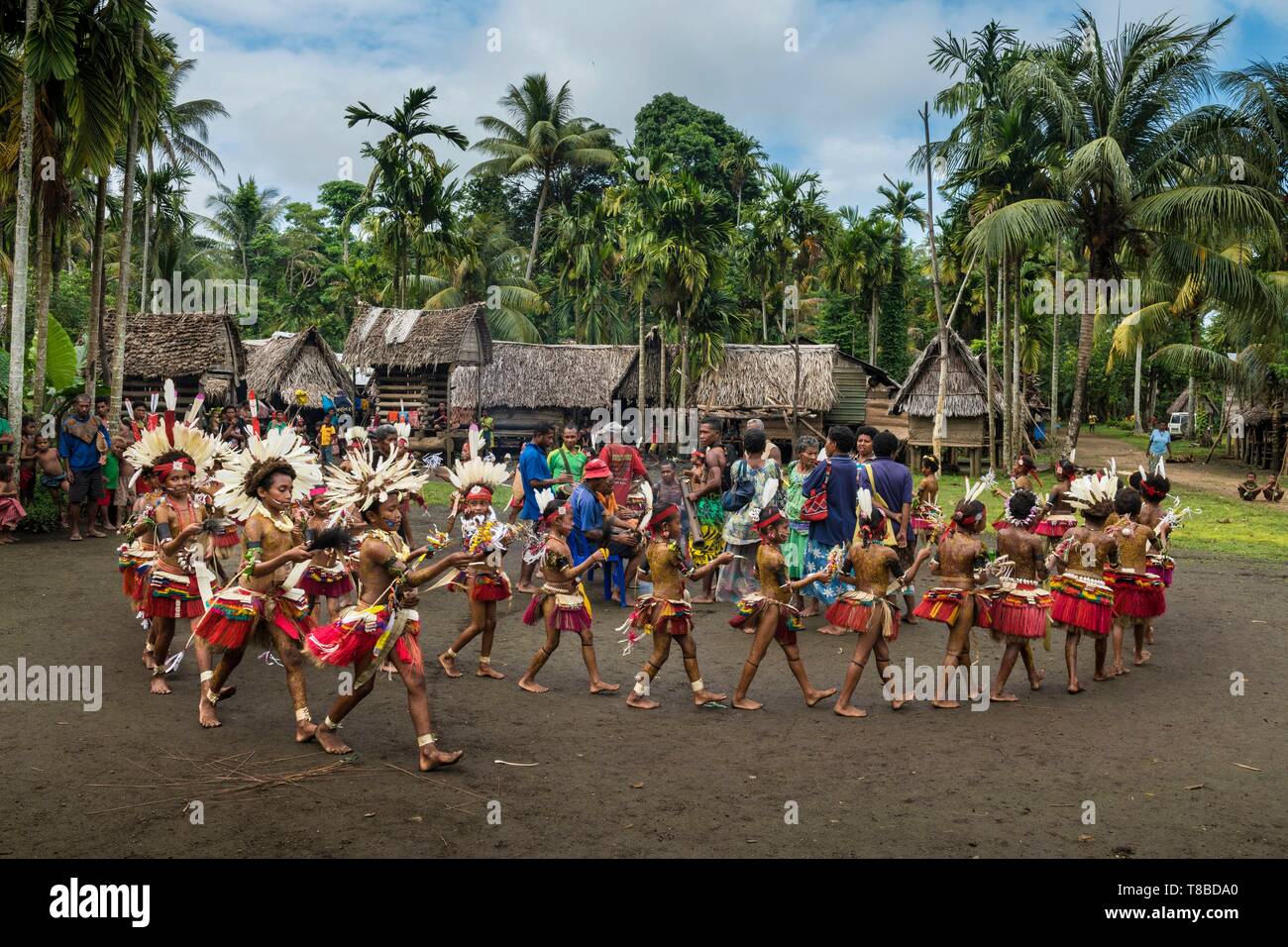 Papua Nuova Guinea, Milne Bay Provincia, Encastreaux Mare, Trobriands arcipelago, Kiriwina Isola, Okaiboma Village, Milamala festival, all'interno di una scuola projet culturale, i ragazzi sono per l apprendimento tradizionale cerchio danse chiamato Wosi Mwaya Foto Stock