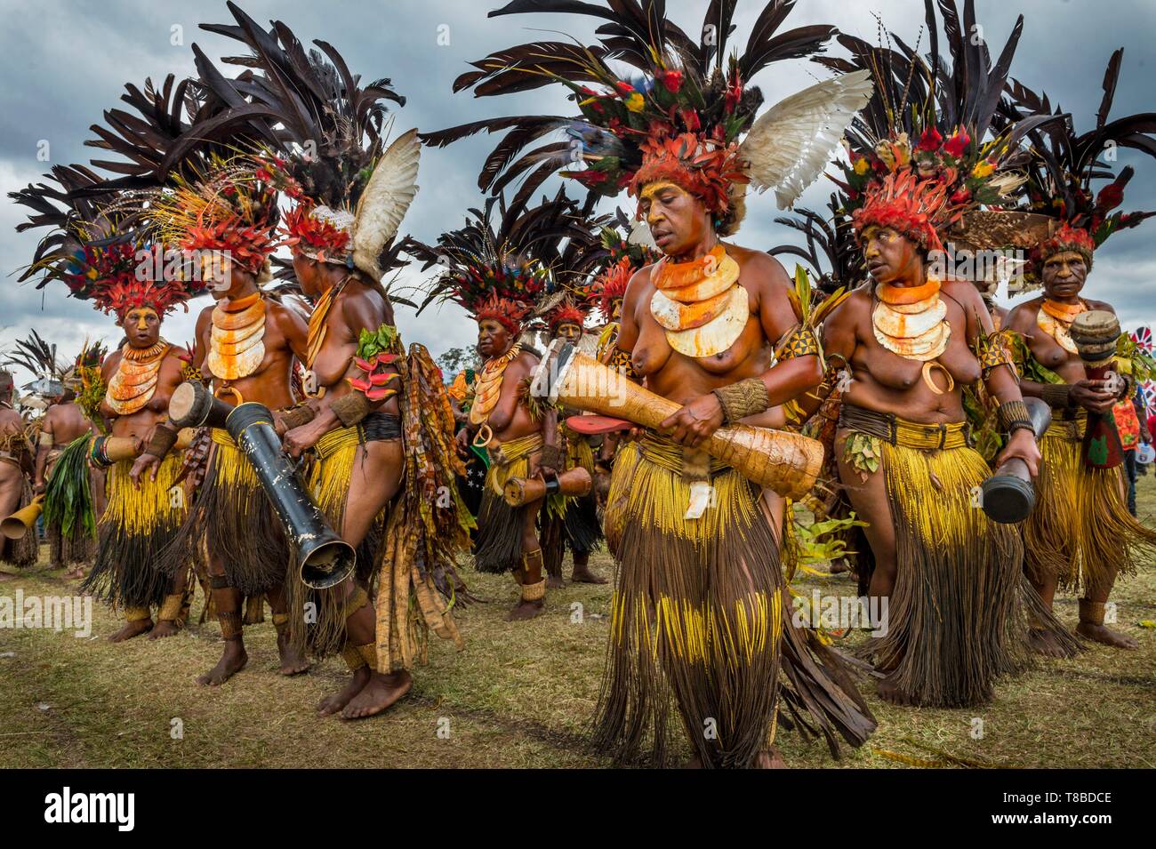 Papua Nuova Guinea, Highlands orientale provincia, Goroka, Goroka Show festival, ballerini di Hamamogunda cantare cantate dal gruppo area Ungaii, provincia di Simbu Foto Stock