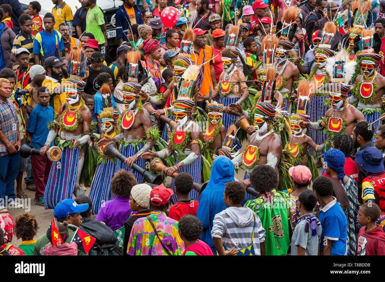 Papua Nuova Guinea, Highlands orientale provincia, Goroka, Goroka Show festival, ballerini di Polga cantare cantate dal gruppo area Jiwika Foto Stock