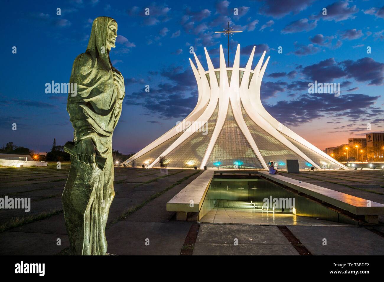 Il Brasile, Centro-Ovest, del Distretto Federale, Brasilia, Cattedrale di Nostra Signora di Aparecida progettato dall architetto Oscar Niemeyer e classificata patrimonio mondiale dall' UNESCO Foto Stock