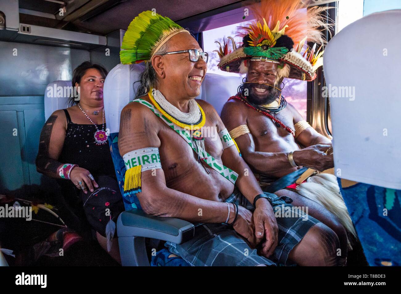 Il Brasile, Centro-Ovest, del Distretto Federale, Brasilia, leader Papua Mundiya Kepanga e Paulinho Paiakan in un bus Foto Stock
