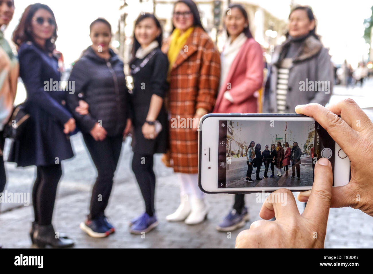 Turisti asiatici scattare foto per strada, Città Vecchia Valencia Spagna Europa cellulare Valencia persone in Spagna primo piano Foto Stock