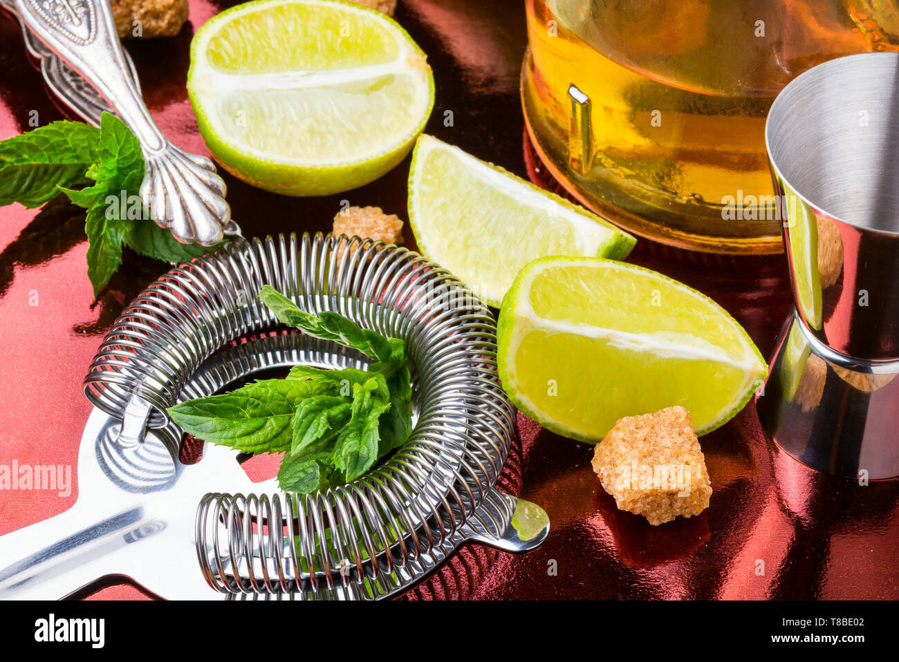 Freschi cocktail mojito bar e utensili.lime e foglie di menta Foto Stock