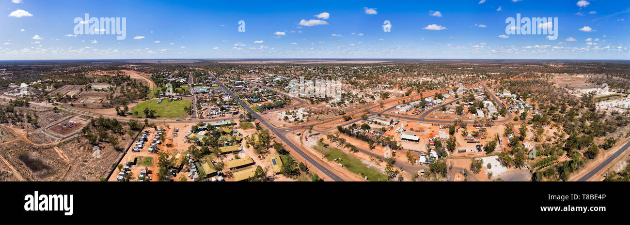 Lightning Ridge opal città mineraria in Australian Outback arido clima secco - centro del paese industria opale. Antenna di elevata vista panoramica sopra la città di st Foto Stock