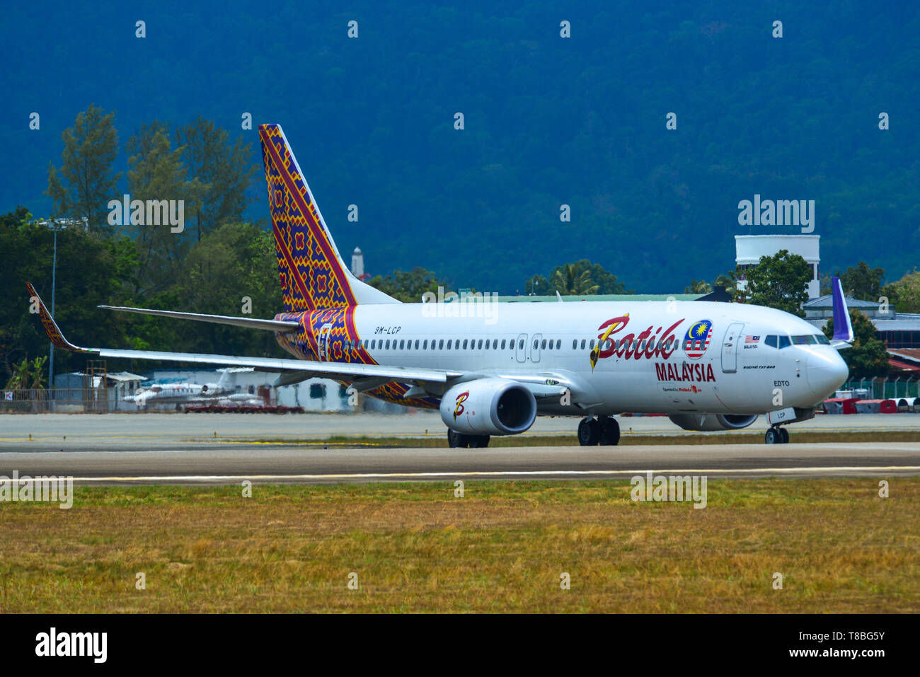 Il Langkawi, Malesia - Mar 30, 2019. 9M-LCP aria Batik Malaysia Boeing 737-800 di rullaggio sulla pista dell'Aeroporto di Langkawi (LGK). Foto Stock