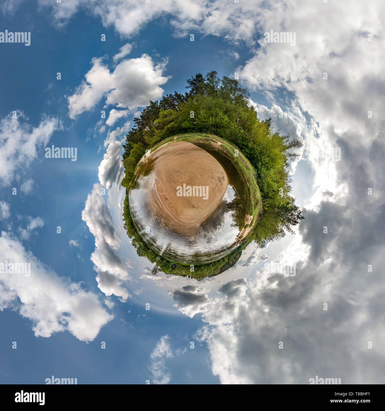 Piccolo pianeta sferiche di panorama a 360 gradi. Antenna sferica vista nella foresta in buona giornata. La curvatura dello spazio Foto Stock