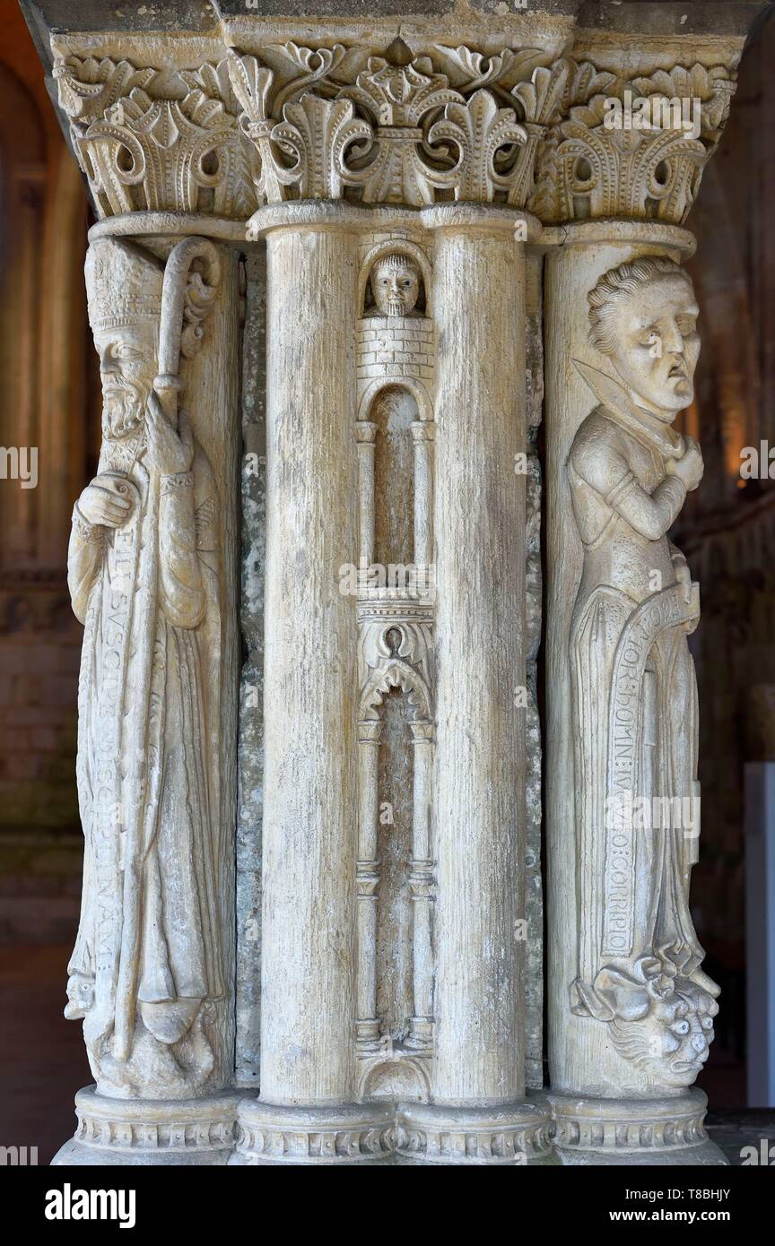 Francia, Seine-Maritime, Saint Martin de Boscherville, Saint-Georges de Boscherville Abbazia del XII secolo, statua della colonna della sala capitolare che rappresenta un uomo il suo taglio di gola di rispettare la regola di Saint Benoit Foto Stock