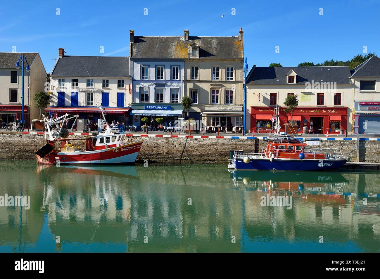Francia, Calvados, Cote de Nacre, Port en bessin, peschereccio nel porto di pesca Foto Stock