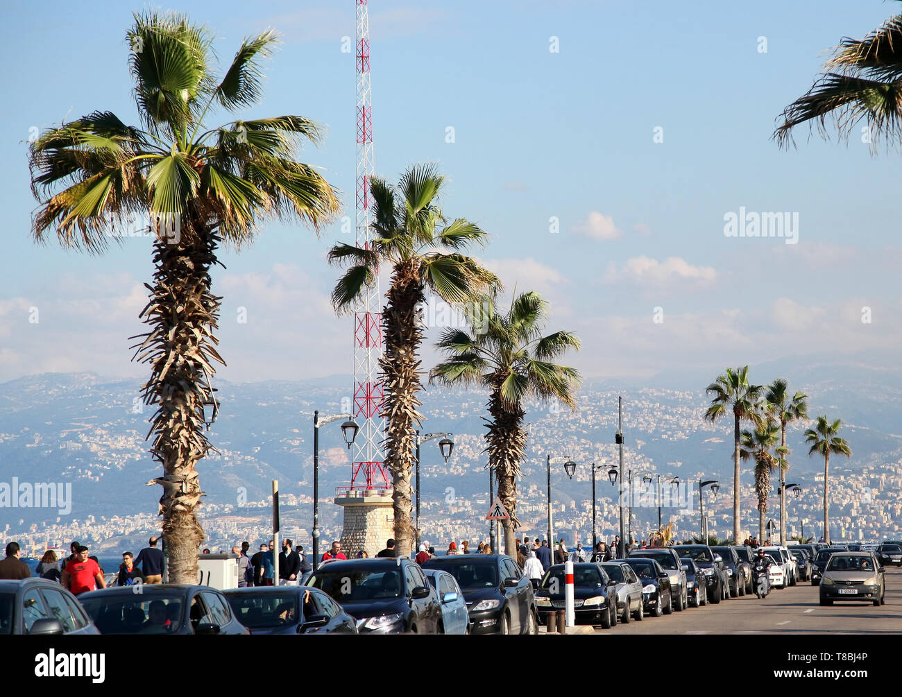 Immagine editoriale di Beirut, Libano - 25.Dec.2018: Persone e rilassante passeggiare su Beirut il famoso lungomare Corniche. Foto Stock