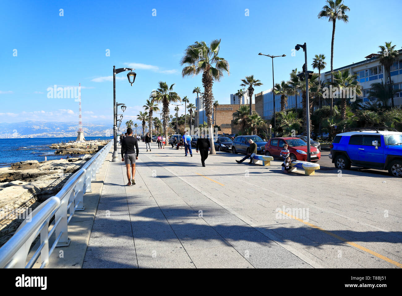 Immagine editoriale di Beirut, Libano - 25.Dec.2018: Persone e rilassante passeggiare su Beirut il famoso lungomare Corniche. Foto Stock