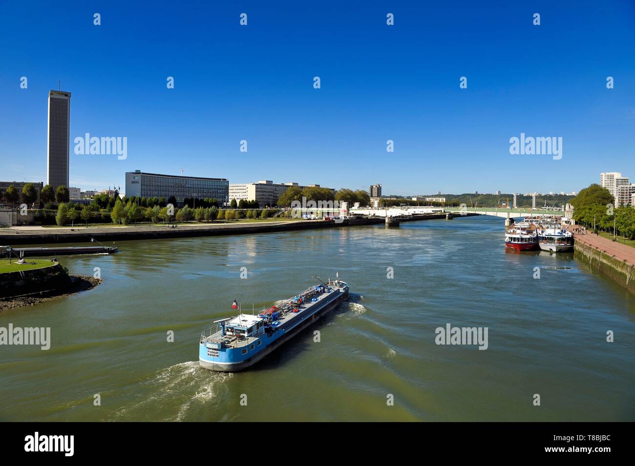 Francia, Seine Maritime, Rouen, chiatta sulla Senna e il Ponte Boieldieu, archivi dipartimentali torre di Seine-Maritime in background Foto Stock