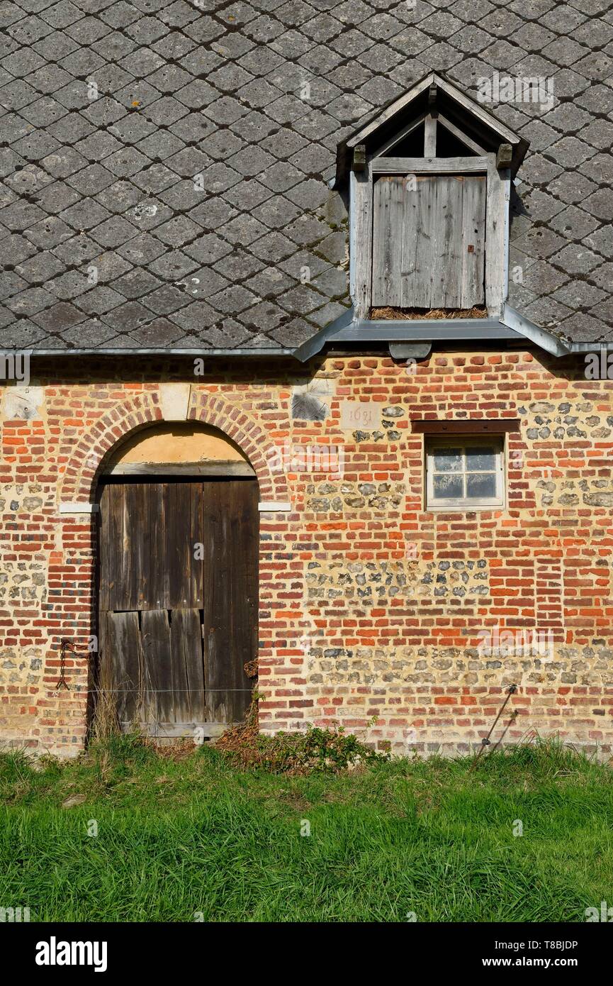 Francia, Seine-Maritime, Pays de caux, Harcanville, clos masure, un tipico maso della Normandia, chiamato La Bataille, ex fienile ovini risalente al 1631 convertito in una stalla Foto Stock