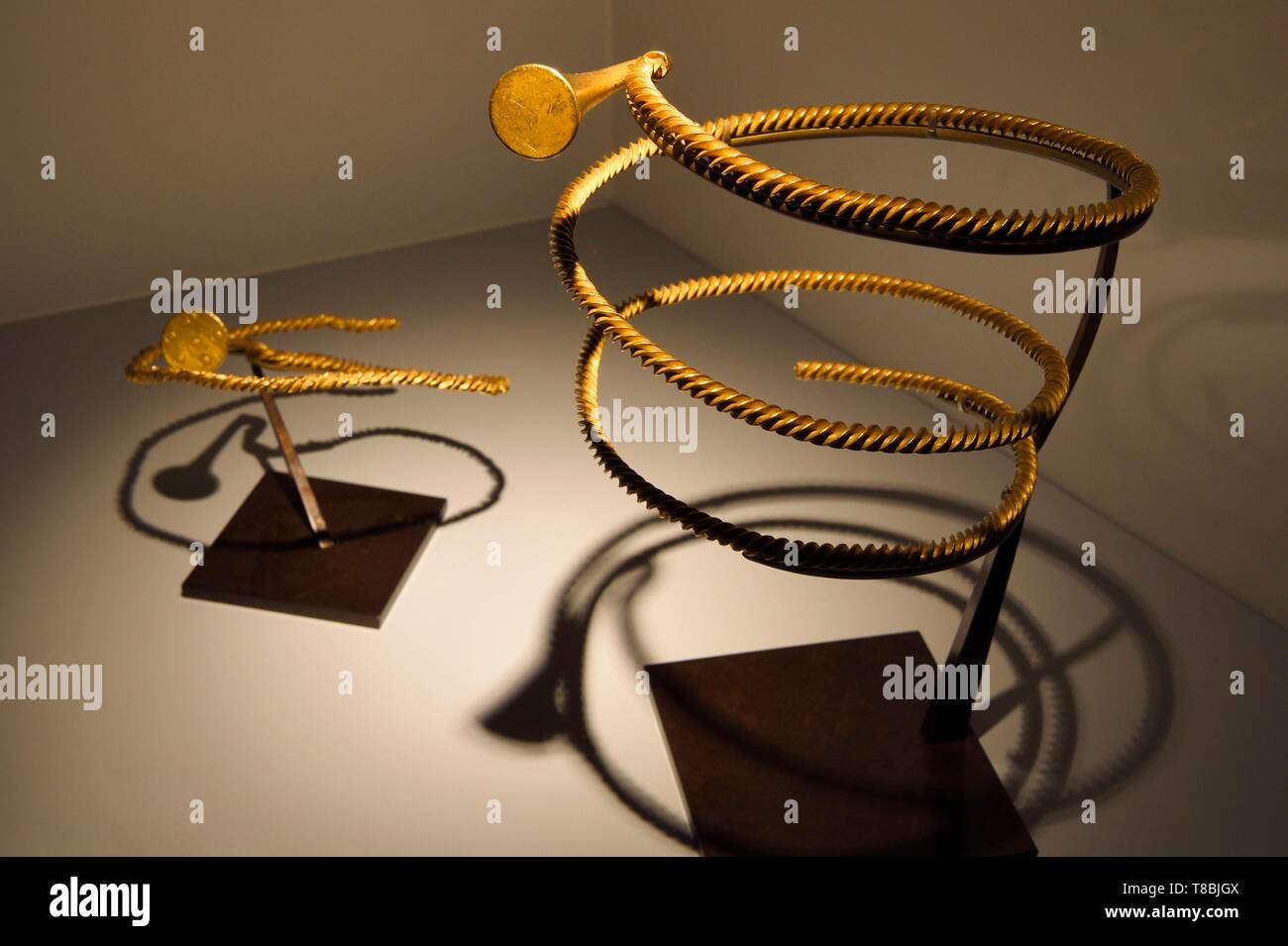 Francia, Seine Maritime, Pays de caux, Cote d'alabastro, Fecamp, Les Pecheries (prodotti della pesca) - Museo di Fecamp, Torcs, collane di monili risalenti alla fine della tarda età del bronzo (circa 800 a.e.v.) Foto Stock