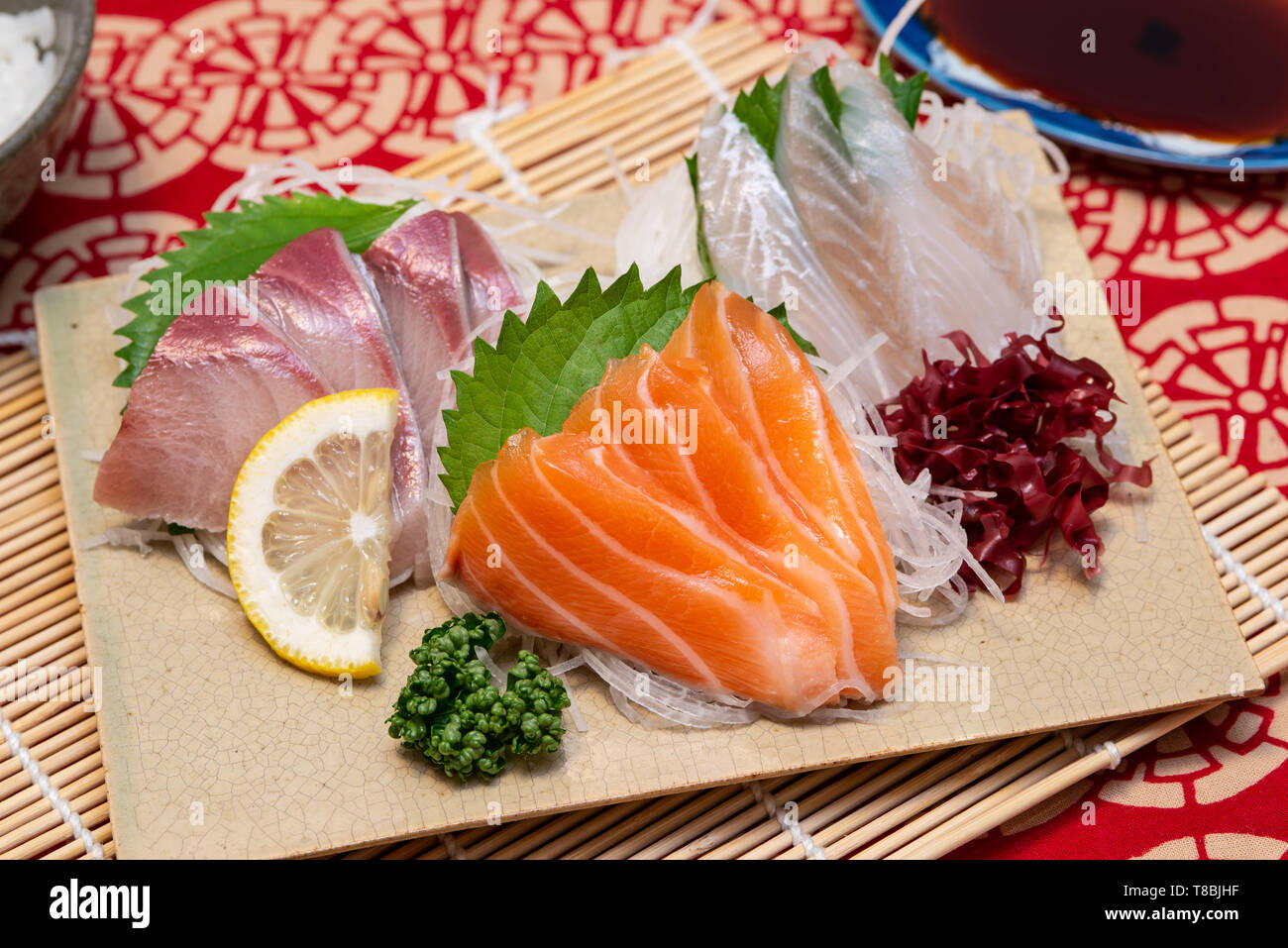 vari piatti di sashimi freschi giapponesi Foto Stock