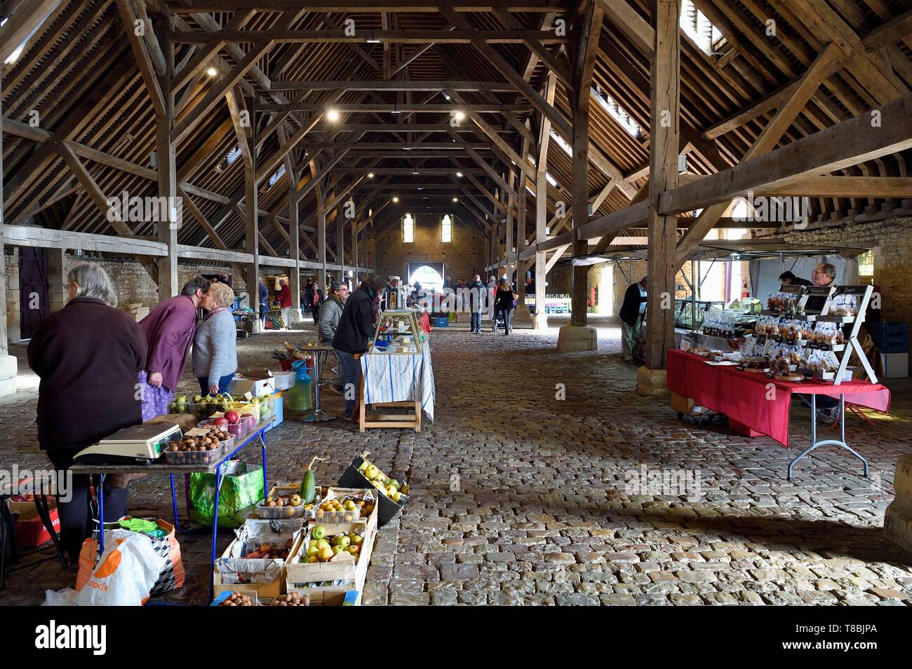 Francia, Calvados, Pays d'Auge, Saint Pierre sur Dives, la vendita di frutta e verdura al di sotto del XI secolo mercato coperto ricostruita nel XV secolo Foto Stock