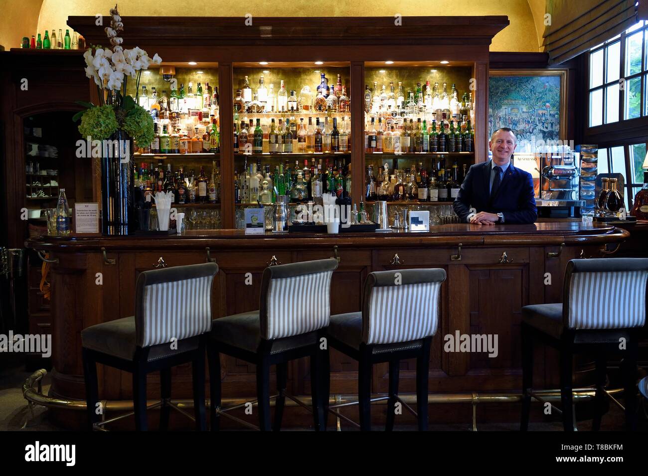 Francia, Calvados, Pays d'Auge, Deauville, Normandy Barriere Hotel Bar, il barista del bar chef Jean Marc Foto Stock