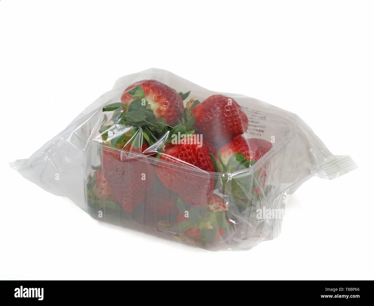 Fragole fresche avvolto con un foglio di alluminio in contenitore di plastica Foto Stock
