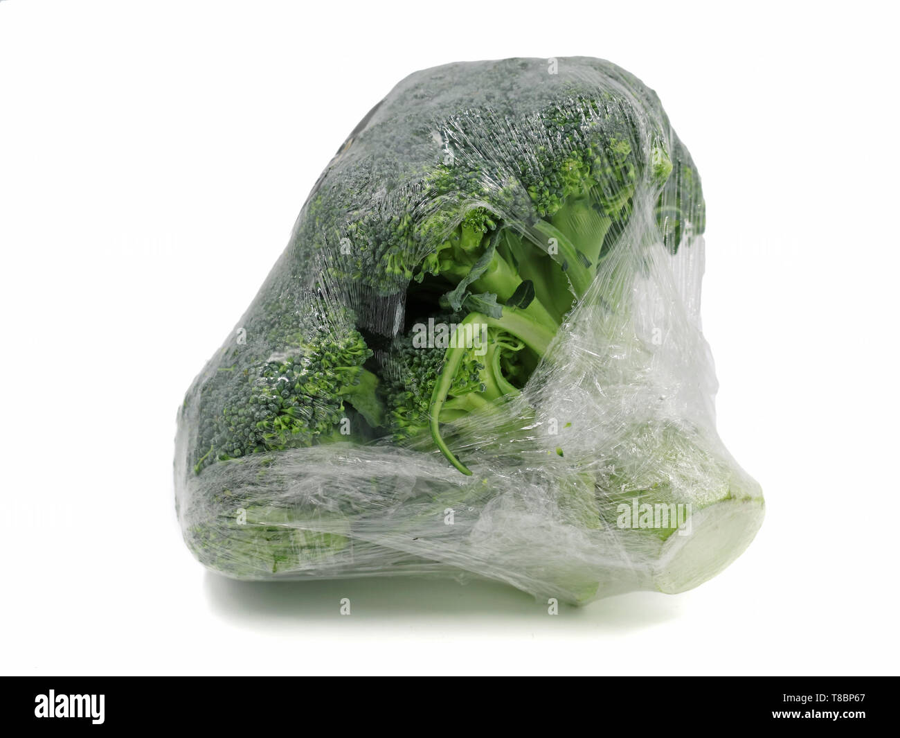 Broccoli avvolti in una pellicola di plastica isolati su sfondo bianco Foto Stock