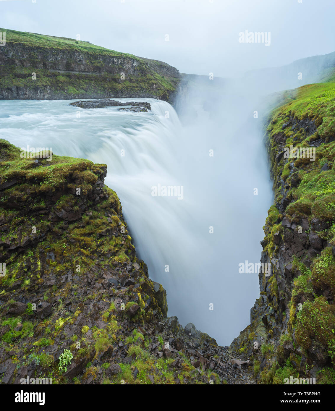 Gullfoss cascata nel canyon di montagna. Attrazione turistica in Islanda. La bellezza di Natura Foto Stock