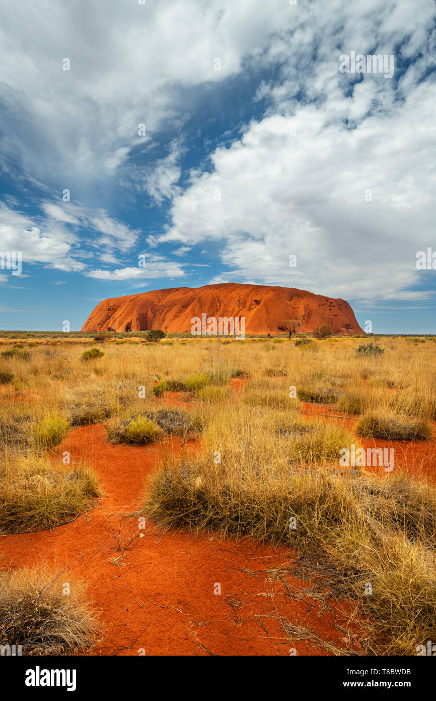 Uluru è un simbolo australiano del deserto centrale. Foto Stock