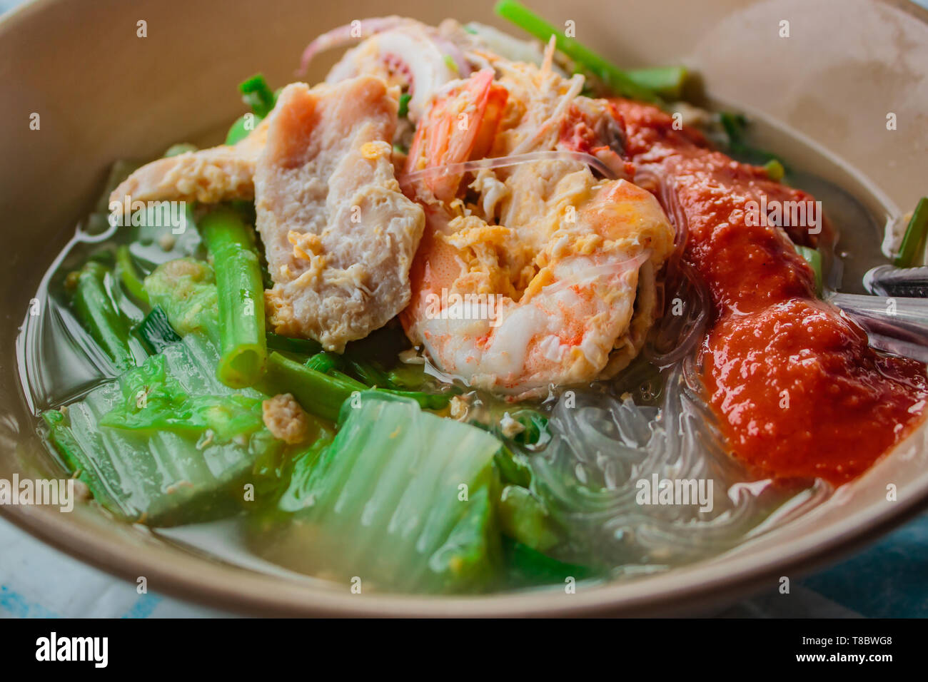 Il Suki nel brodo di pesce misto con i vermicelli e verdure, Tailandese Suki. Foto Stock