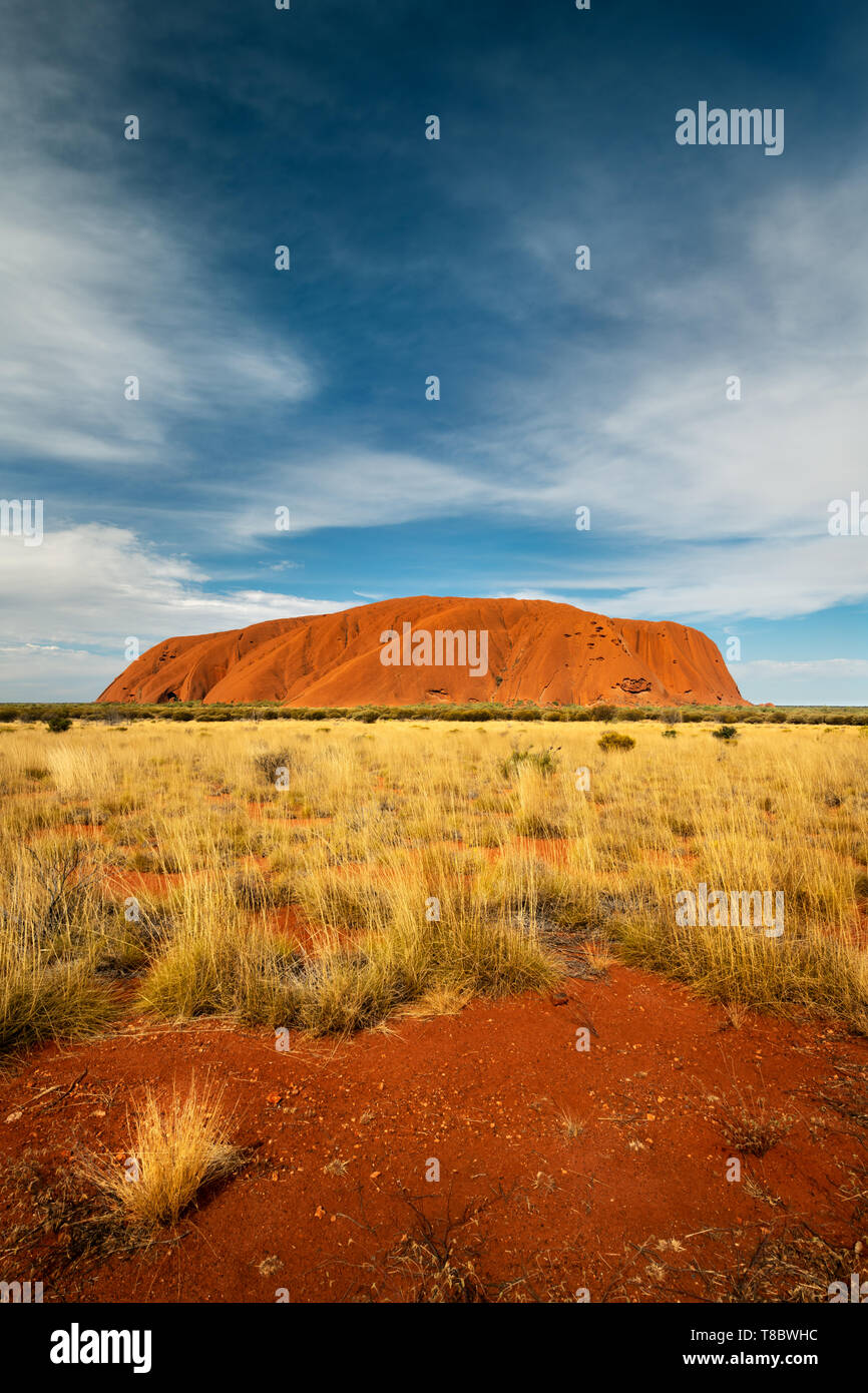 Uluru è un simbolo australiano del deserto centrale. Foto Stock
