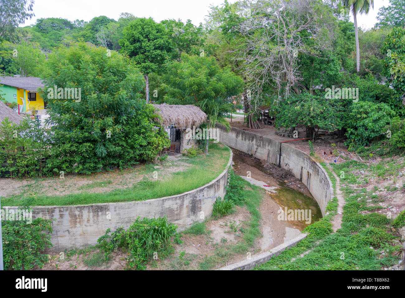 Canal in esecuzione attraverso il villaggio Foto Stock