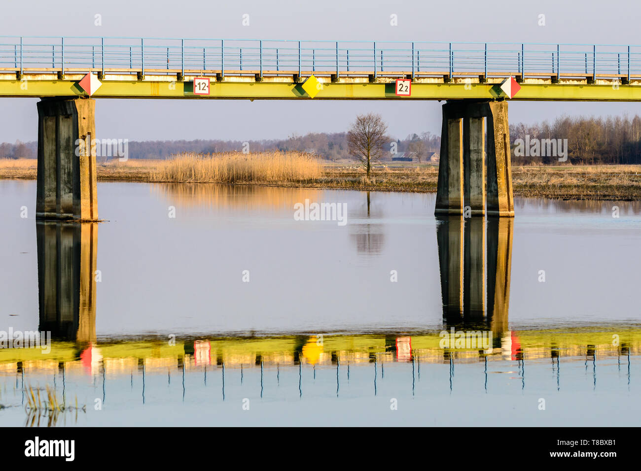 Biebrza Valley (Polonia). Piccolo ponte sul fiume Biebrza a Goniadz città Foto Stock