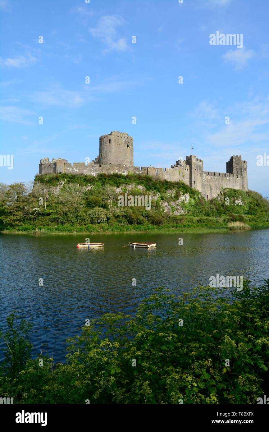 Pembroke Castle castello medievale di grado 1 elencato la costruzione e mill pond Pembrokeshire Wales Cymru REGNO UNITO Foto Stock