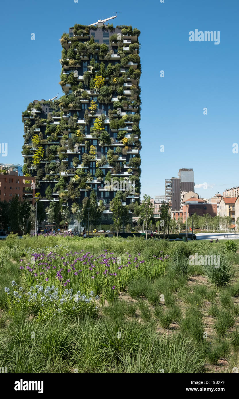 Bosco Verticale (Bosco Verticale) sono le torri residenziali in Porta Nuova district, Milano, Italia, con centinaia di alberi e piante coltivate su di essi. Foto Stock