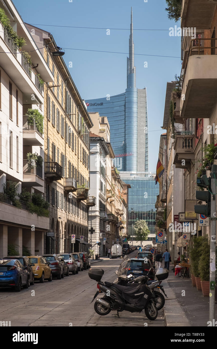 Via Castelfidardo street scene, Porta Nuova district, Milano, Italia Foto Stock