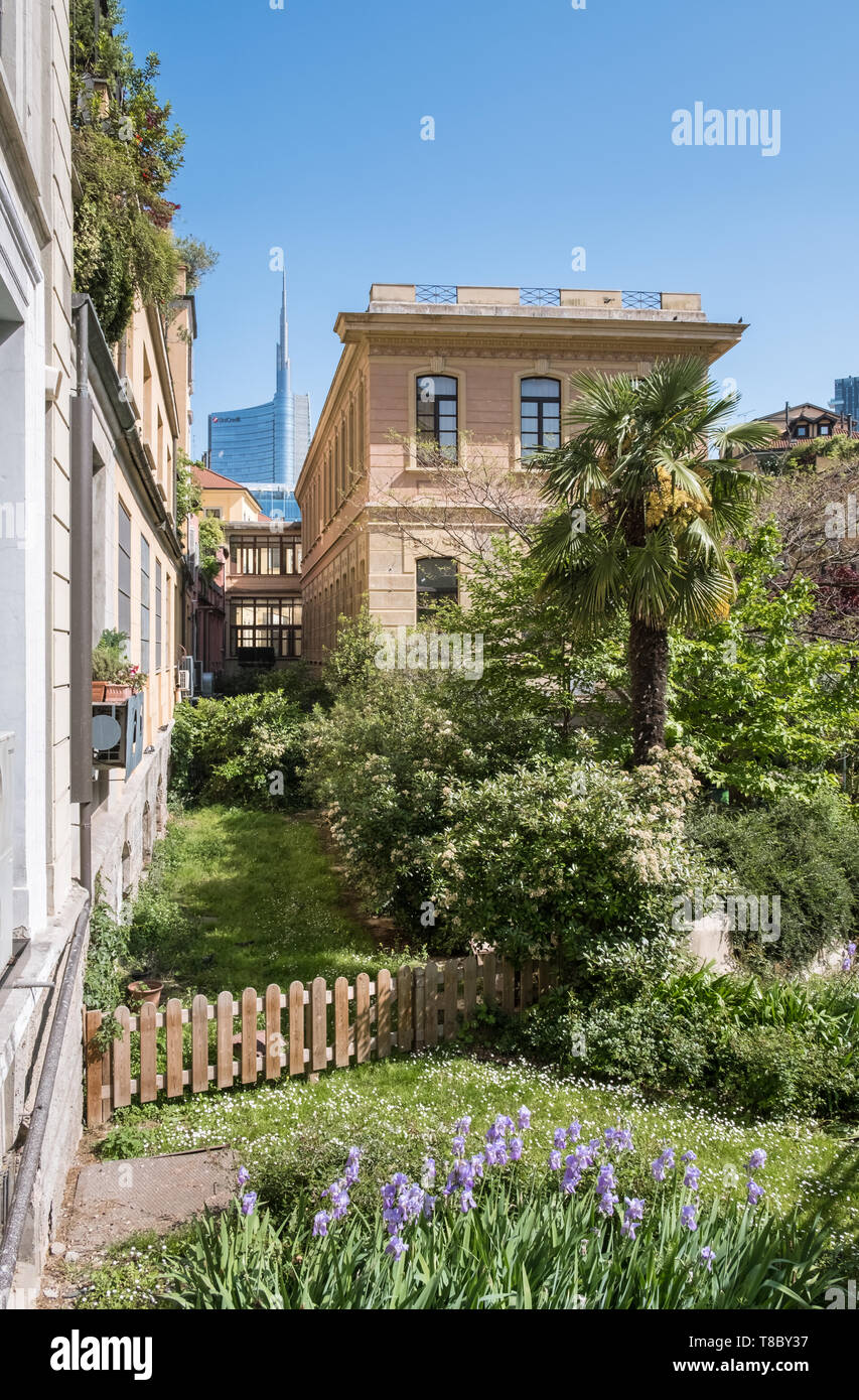 Graziosi giardini di Via Castelfidardo street scene, Porta Nuova district, Milano, Italia Foto Stock