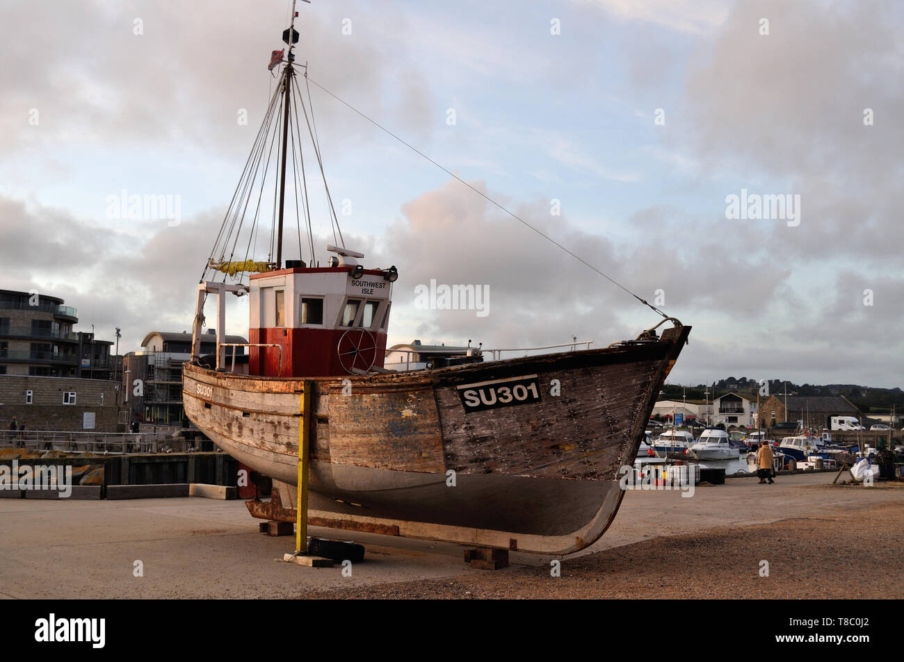 Barca da pesca Southwest Isle, registrati in Southampton, è raffigurato al di fuori dell'acqua a West Bay, Dorset Foto Stock