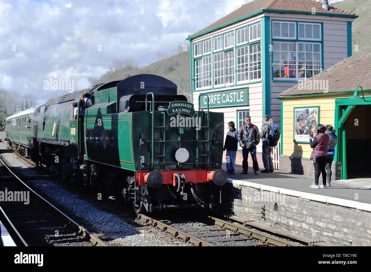 Battaglia di Bretagna Pacific n. 34070 Manston arriva a Corfe Castle stazione sulla ferrovia a Swanage nel Dorset Foto Stock