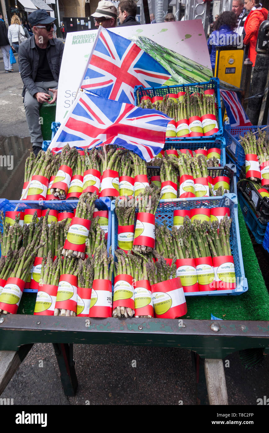 Asparagi in inglese spears su uno stallo al Mercato di Borough, Southwark, Londra, Regno Unito Foto Stock