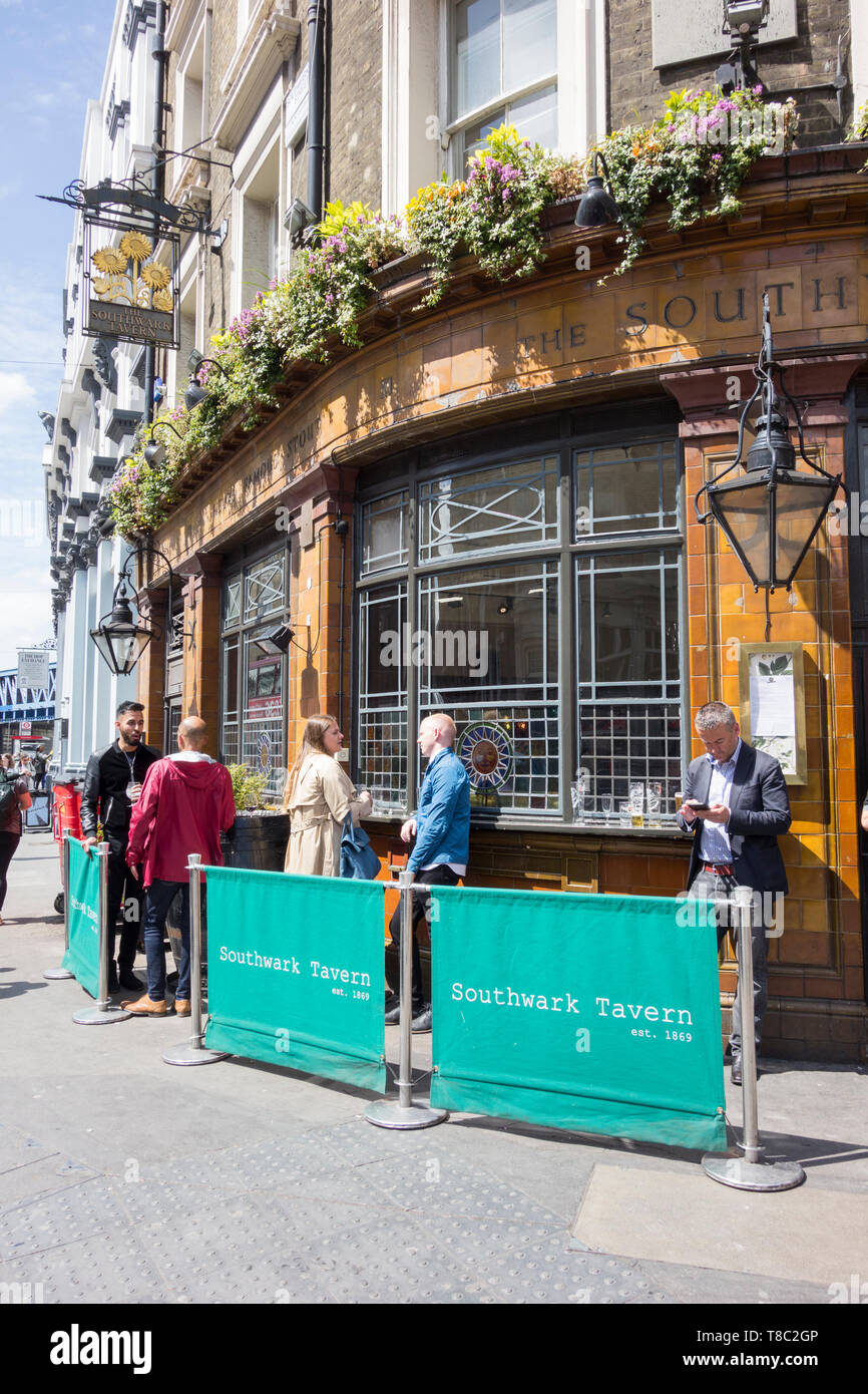 Persone e rilassante in chat al di fuori di Southwark taverna, Borough Market, London, Regno Unito Foto Stock