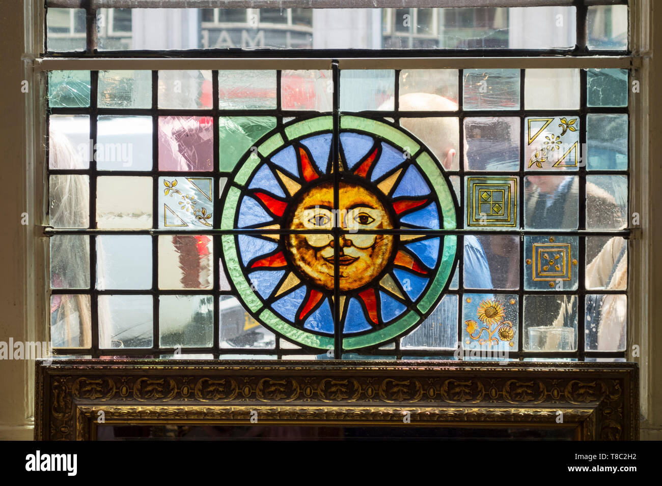 Vetrata colorata presso Southwark Tavern, Borough Market, Londra, Inghilterra, Regno Unito Foto Stock