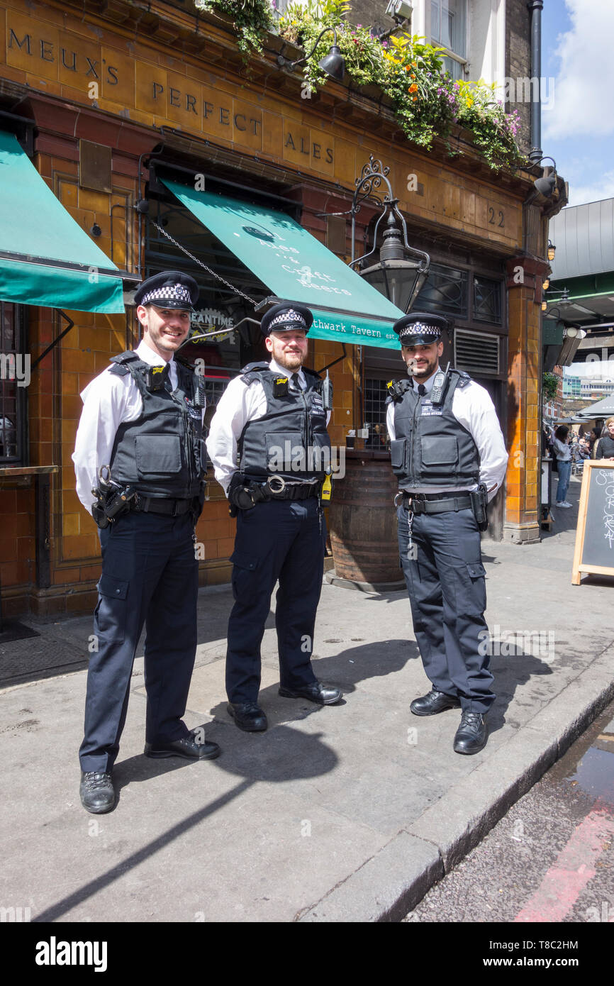 Tre ha incontrato la polizia al di fuori di Southwark taverna, Borough Market, London, Regno Unito Foto Stock