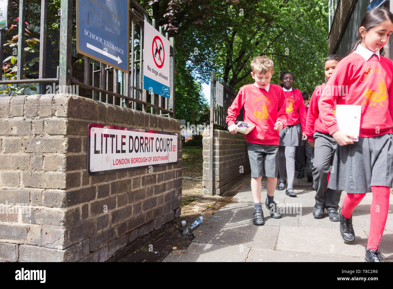 I bambini delle scuole su una escursione a piedi verso il basso LIttle Dorrit corte a Southwark, London, SE1, Regno Unito Foto Stock