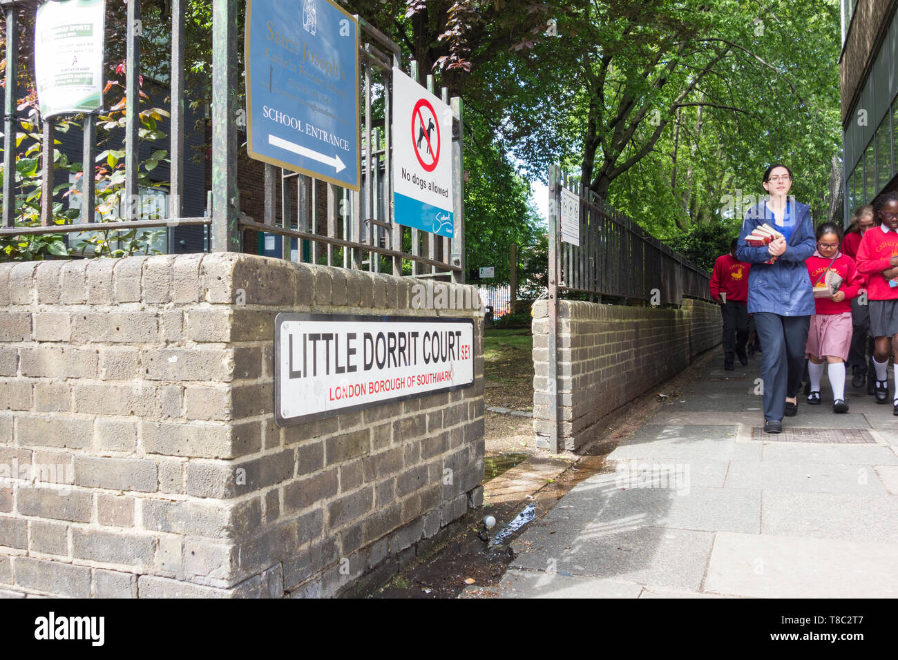 I bambini delle scuole su una escursione a piedi verso il basso LIttle Dorrit corte a Southwark, London, SE1, Regno Unito Foto Stock